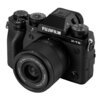 Aparat fotograficzny z obiektywem, na którym widnieje napis: "AF 25mm 1:1.7 STM ASPH ED IF Ø52mm 0.21m/ft IMAGESTF Ø62mm". Na korpusie aparatu znajduje się logo "Fujifilm" oraz oznaczenie modelu "X-T5".