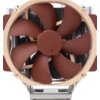 Na zdjęciu widoczny jest wentylator chłodzenia CPU z brązowymi łopatkami i beżową obudową, zamontowany na srebrnym radiatorze z metalowymi żeberkami. Produkt to "Chłodzenie CPU NOCTUA NH-U14STR5-SP6".