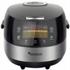 Czarny multicooker z wyświetlaczem cyfrowym pokazującym godzinę 10:20 oraz przyciskami do wyboru programów gotowania, takich jak "RICE COOK", "FAST COOK", "SLOW COOK", "STEAM", "YOGHURT", "CAKE", "PASTA", "PIZZA", "OAT", "REHEAT". Na urządzeniu widoczne j