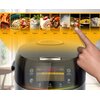 Na zdjęciu widoczny jest multicooker z panelem dotykowym, na którym wyświetlają się różne programy gotowania, takie jak: Reheat, Oat, Pasta, Yoghurt, Cake, Stew, Steam, Pizza, Soup, Rice. Na wyświetlaczu urządzenia widoczny jest czas 10:20 oraz różne przy
