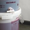 Na zdjęciu widoczny jest biały pojemnik fermentacyjny z zamontowanym kranem obrotowym oraz rurką fermentacyjną. Na pojemniku znajduje się tekst "www.browin.com" oraz tabela z danymi dotyczącymi produkcji wina domowego.