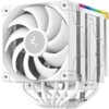 Białe chłodzenie CPU z dużym wentylatorem i widocznymi rurkami cieplnymi, z kolorowym paskiem na górze. Na środku wentylatora znajduje się logo z literami "dp".