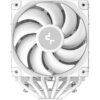 Białe chłodzenie CPU z widocznym wentylatorem o dziewięciu łopatkach i centralnym logo składającym się z dwóch stylizowanych liter. W tle widoczne są elementy konstrukcyjne i rurki cieplne.