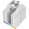 Białe chłodzenie CPU z widocznymi rurkami cieplnymi i aluminiowymi żeberkami, na dole znajduje się pasek z kolorowym podświetleniem RGB. Produkt ma solidną konstrukcję z metalowymi elementami montażowymi na górze.