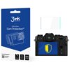 Na zdjęciu znajduje się opakowanie produktu "3mk Protection hybrid glass Cam Protection™" oraz aparat fotograficzny z wyświetlaczem, na którym widoczna jest ikona tarczy. Obok opakowania znajduje się przezroczysta osłona, a na opakowaniu widnieje napis "C