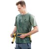 Mężczyzna w zielonej koszulce z logo zakłada żółtą saszetkę DEUTER Pulse Pro 5 Savanna-dune. Saszetka ma szare elementy i zapięcie na rzep.