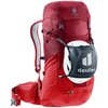 Czerwony plecak turystyczny z licznymi kieszeniami i regulowanymi paskami, na którym widnieje logo "deuter". Na przedniej części plecaka znajduje się siatka z napisem "deuter", w której umieszczony jest biały kask.