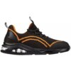 Czarne półbuty robocze z pomarańczowymi akcentami i widoczną amortyzacją w podeszwie. Cholewka wykonana z siateczkowego materiału, z czarnymi sznurowadłami i pomarańczowym wykończeniem.