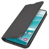 Na zdjęciu widoczne jest czarne etui typu wallet na smartfon, z klapką częściowo otwartą, ukazującą ekran urządzenia z ikonami aplikacji. Na klapce etui znajduje się logo "SBS".