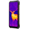 Smartfon z wyświetlaczem prezentującym obraz w trybie termowizyjnym, na którym widoczny jest jeleń w odcieniach żółci i fioletu. Na bocznej krawędzi urządzenia znajduje się napis "SHOCKPROOF".