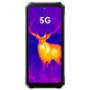 Smartfon z wyświetlaczem przedstawiającym kolorowy obraz termowizyjny jelenia na fioletowym tle, z widocznym napisem "5G" u góry ekranu. Obudowa urządzenia jest czarna i ma solidny, wytrzymały wygląd.