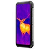 Smartfon z wyświetlaczem prezentującym obraz termowizyjny jelenia w odcieniach fioletu, różu i pomarańczu. Na boku urządzenia widoczne są przyciski oraz napis "SHOCKPROOF".