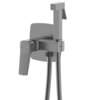 Bateria bidetowa w kolorze gun metal grey z widocznym uchwytem i wężem, na uchwycie znajduje się logo "kfa" oraz oznaczenia temperatury w postaci niebieskiej i czerwonej kreski. Produkt ma nowoczesny design z prostymi liniami i matowym wykończeniem.