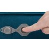 Niebieska mata z geometrycznym wzorem posiada szary zawór z napisem "INFLATE", który jest naciskany palcem. Obok znajduje się zamknięty korek.