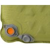 Zielona mata samopompująca z widocznym szarym zaworem, na którym znajduje się pomarańczowy element. Na zaworze widoczny jest napis "INFLATE" oraz "DEFLATE".