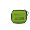 Na zdjęciu widoczna jest zielona poduszka podróżna w pokrowcu z napisem "SEA TO SUMMIT AEROS PILLOW PREMIUM TRAVELLER". Pokrowiec ma zapięcie na suwak i sznurek do ściągania.