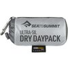 Szary plecak z napisem "SEATOSUMMIT ULTRA-SIL DRY DAYPACK" na przodzie, wykonany z materiału oznaczonego jako "CORDURA BRAND FABRIC". Plecak jest kompaktowo złożony i posiada metalowy karabińczyk z boku.