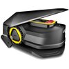 Czarny garaż dla robota koszącego o nowoczesnym designie, z widocznym logo "KARCHER" na bocznej części. Produkt ma żółte i czerwone akcenty oraz wyraźne linie i krawędzie.