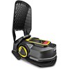 Czarny garaż dla robota koszącego z otwartą pokrywą, która ma strukturę plastra miodu. Na urządzeniu widoczny jest żółty i czerwony element oraz napis "KARCHER".