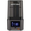 Na zdjęciu znajduje się drukarka 3D z przezroczystą osłoną, na której widnieje napis "ANYCUBIC". Na dolnej części urządzenia znajduje się ekran z interfejsem użytkownika oraz napis "PHOTON MONO 4 ULTRA".