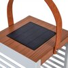 Kwadratowa lampa solarna z drewnianym wykończeniem na górze, z widocznym panelem solarnym i uchwytem w kolorze brązowym. Konstrukcja lampy jest metalowa z poziomymi szczelinami.