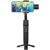 Czarny gimbal z zamocowanym smartfonem, na którym wyświetlany jest kolorowy obrazek z ludźmi w tłumie. Na uchwycie gimbala widoczne są przyciski sterujące oraz logo "hohem".