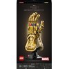 Złota rękawica z klocków z kolorowymi kamieniami na palcach, umieszczona na czarnym stojaku z napisem "INFINITY SAGA INFINITY GAUNTLET". Na dole widoczne są loga "LEGO" i "MARVEL", a także oznaczenia "18+", "76191" oraz "590 pcs".