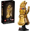 Zestaw LEGO 76191 Marvel Rękawica Nieskończoności przedstawia złotą rękawicę z kolorowymi kamieniami, umieszczoną na czarnej podstawce. Na opakowaniu widnieje napis "LEGO", "INFINITY SAGA", "INFINITY GAUNTLET", "MARVEL", oraz informacje "18+", "76191", "5