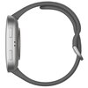 Na zdjęciu widoczny jest szary smartwatch z okrągłą tarczą i silikonowym paskiem. Na boku obudowy znajdują się dwa przyciski oraz dwa małe otwory.