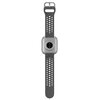 Szary smartwatch z prostokątną kopertą i ciemnym, perforowanym paskiem. Na spodzie koperty widoczny jest okrągły czujnik oraz przyciski po bokach.