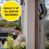 Na zdjęciu widać robota do mycia okien przymocowanego do szyby budynku, a obok niego znajduje się żółte koło z napisem "OKOŁO 17 M² NA JEDNYM ZBIORNIKU". W tle widoczny jest taras z roślinami i meblami ogrodowymi.