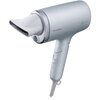 Na zdjęciu znajduje się suszarka do włosów w kolorze srebrnym z widocznym logo "Panasonic" na obudowie. Urządzenie ma ergonomiczny uchwyt z przełącznikiem do regulacji prędkości i temperatury, a także dyszę koncentratora powietrza.
