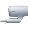 Na zdjęciu znajduje się suszarka do włosów w kolorze srebrnym z widocznym logo "Panasonic" oraz napisem "nanoe". Urządzenie ma ergonomiczny kształt z widocznym przyciskiem regulacji oraz spiralnym przewodem z pętlą do zawieszenia.