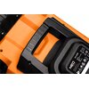Pomarańczowa obudowa kosiarki z czarnym uchwytem i etykietą zawierającą tekst: "NEO TOOLS 04-628", a także różne symbole i oznaczenia techniczne.