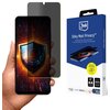 Na zdjęciu widoczny jest telefon trzymany w dłoni z nałożoną folią ochronną, na ekranie wyświetla się tarcza z efektem świetlnym. Obok znajduje się opakowanie z napisem "3mk Silky Matt Privacy™" oraz grafiką przedstawiającą telefon z folią ochronną.