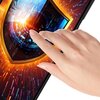 Na zdjęciu widoczny jest ekran telefonu z grafiką przedstawiającą tarczę z efektem świetlnym, a na nim znajduje się dłoń dotykająca ekranu. Tło grafiki jest dynamiczne, z intensywnymi kolorami i efektami świetlnymi.
