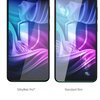 Na zdjęciu widoczne są dwa ekrany telefonów z różnymi foliami ochronnymi, z lewej strony "SilkyMatt Pro™", a z prawej "Standard film". Oba ekrany prezentują kolorowy, abstrakcyjny wzór z elementami przypominającymi tkaninę i tarczę.