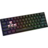 Na zdjęciu znajduje się klawiatura mechaniczna z podświetleniem RGB, z widocznymi klawiszami o czarnych nakładkach i kolorowych oznaczeniach. Kilka klawiszy jest zdjętych, ukazując czerwone przełączniki mechaniczne.