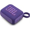 Fioletowy głośnik mobilny z plecioną teksturą, na którym widoczne jest duże logo "JBL" w kontrastującym kolorze. Na boku urządzenia znajduje się napis "GO4" oraz port ładowania, a z boku wystaje pętelka z materiału.
