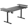 Czarne biurko gamingowe z podwyższonymi półkami po obu stronach oraz uchwytem na kubek pod blatem. Na blacie widoczne jest logo "ULTRADESK" oraz panel sterujący z przyciskami.
