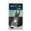 Opakowanie zawiera skrobaczkę do płyt ceramicznych z metalowym uchwytem i wymiennym ostrzem, a na etykiecie widnieje tekst: "RECOMMENDED BY Electrolux AEG, CERAMIC HOB SCRAPER" oraz informacje w kilku językach, w tym "LEAVES NO SCRATCHES" i "SHARP – USE W
