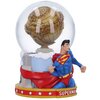 Kula śnieżna przedstawia złoty glob z napisem "THE DAILY PLANET" wewnątrz szklanej kopuły, a u jej podstawy znajduje się postać w niebiesko-czerwonym stroju z literą "S" na piersi. Na podstawie kuli widnieje napis "SUPERMAN" oraz białe gwiazdy na czerwony