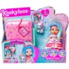 Opakowanie produktu "Lalka MAGIC BOX Kookyloos Suitcases Sweet Wishes PKLSP104IN310" przedstawia różową walizkę z kolorowymi wzorami, srebrnego kotka oraz lalkę w różowo-białej sukience z niebieskimi włosami i tiarą. Na opakowaniu widnieją napisy: "Kookyl
