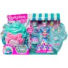 Opakowanie produktu "Lalka MAGIC BOX KookyLoos Candy Land Ice Cream Stars PKLSP104IN240" przedstawia zestaw z lalką i akcesoriami, w tym figurką zwierzątka, ubraniami i dodatkami. Na opakowaniu widnieją napisy: "Kookyloos Candy Land", "Ice Cream Stars", "