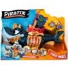 Opakowanie zestawu figurek "MAGIC BOX Piratix Adventure World King Shark Golden Teeth PPXSP112IN11" przedstawia dużą figurkę rekina z elementami pirackimi, w tym złotymi zębami i czerwonymi detalami, oraz mniejsze akcesoria. Na opakowaniu widnieją napisy: