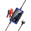 Prostownik MBG LINE BC8A Pro z wyświetlaczem LCD, na którym widoczne są różne ikony i parametry ładowania, posiada dwa przewody zakończone zaciskami w kolorze czerwonym i czarnym oraz wtyczkę zasilającą. Na obudowie widnieje napis "MBG Line" oraz oznaczen