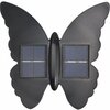 Czarna lampa solarna w kształcie motyla z dwoma panelami słonecznymi umieszczonymi symetrycznie na skrzydłach. Skrzydła mają faliste krawędzie, a całość wykonana jest z matowego materiału.
