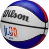 Piłka do koszykówki z widocznym logo "Wilson" na białym tle, z kolorowymi panelami w odcieniach niebieskiego, czerwonego i białego. Na piłce znajduje się również napis "jr. NBA WNBA LIGHT PLUS".