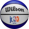 Piłka do koszykówki z widocznym logo "Wilson" na białym tle, z niebieskimi i pomarańczowymi elementami graficznymi oraz napisami "jr. NBA WNBA LIGHT PLUS". Piłka ma teksturowaną powierzchnię i jest w kolorach białym i niebieskim.