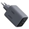 Szara ładowarka sieciowa z dwoma portami USB-C i jednym portem USB-A, z widocznymi napisami "100W" oraz "AUKEY" na obudowie. Wtyczka jest typu europejskiego z dwoma bolcami.